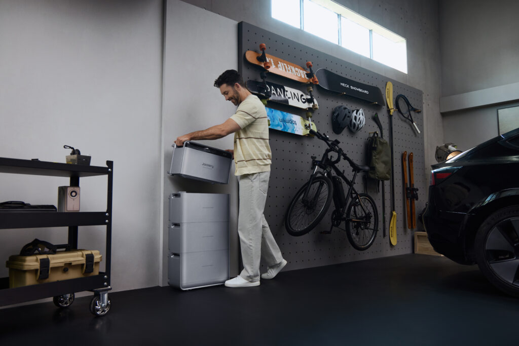 SolarVault 3 Pro Max AC thuisbatterij van Jackery in de garage